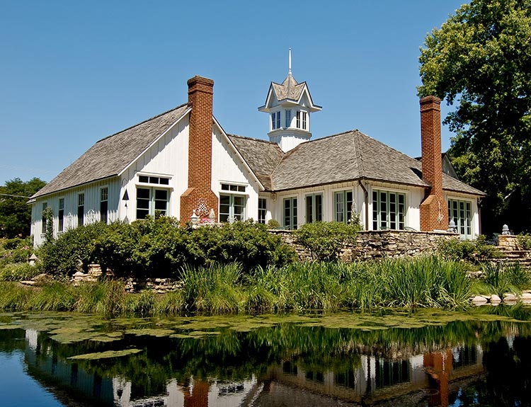 Liederbach & Graham: A Burr Ridge Residence Exterior Pond