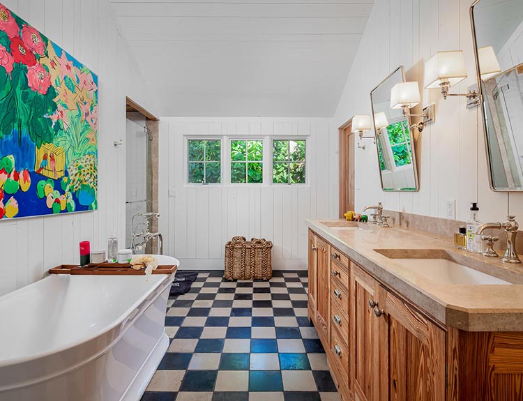 Liederbach & Graham: A House by the Sea Bathroom