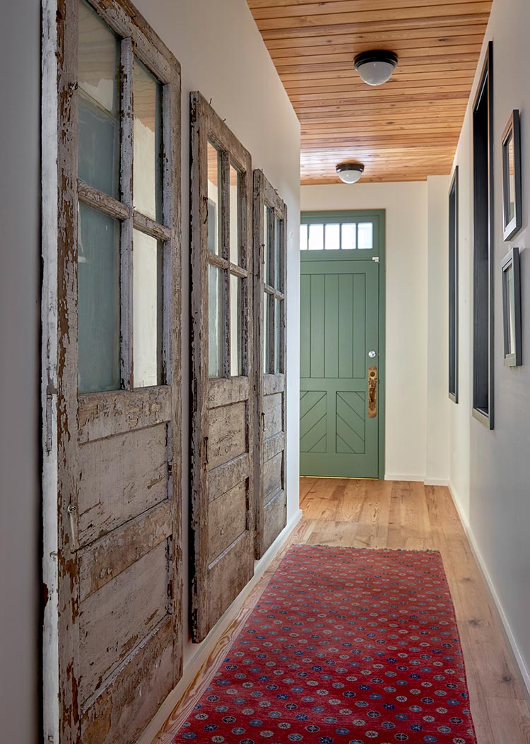 Liederbach & Graham: A Wicker Park Residence Hallway